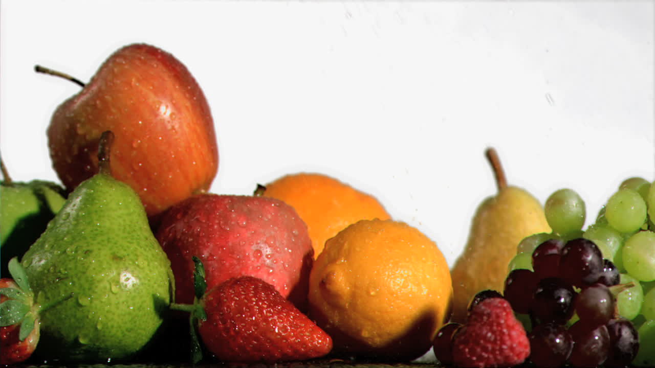 과일이 슈퍼 슬로 모션으로 여 있습니다.