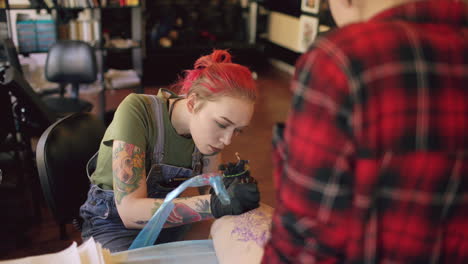 artista del tatuaje en acción