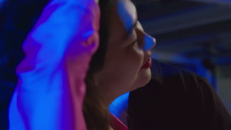 pareja de jóvenes divirtiéndose bailando y bebiendo alcohol en una fiesta en casa juntos 4
