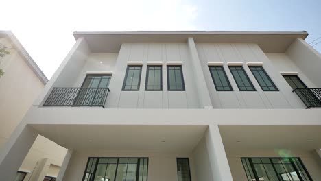 diseño exterior de casa moderno y minimalista blanco
