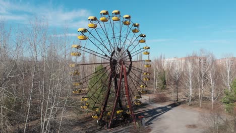 Chernobyl-Dispara-Desde-El-Suelo-Y-Desde-Arriba,-Ajenjo-Estrella,-Pueblo-De-Kopachi-Y-Comprueba-Su-Jardín-De-Infancia,-Nuevo-Sarcófago-Del-Reactor-N.º-4,-Bosque-Rojo-Y-Señal-De-Tráfico-De-Pripyat,-Piscina,-Duga-3