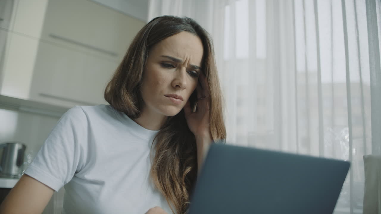 mujer cansada mirando una computadora portátil. retrato de mujer triste usando una computadora portátil