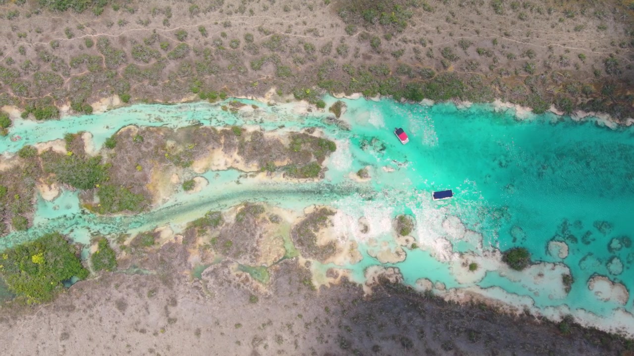 Panorama da drone di Los Rápidos Bacalar in una giornata di sole.