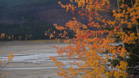 Lago-De-Montaña-Y-Hojas-De-Naranjo-En-El-Pico-De-Otoño,-Paisaje-De-Otoño