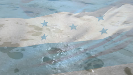 Animación-De-La-Bandera-De-Honduras-Ondeando-Sobre-El-Sol-Sobre-Las-Olas-Rompiendo-En-El-Mar