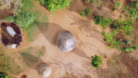 Drone-Vista-De-Ojos-De-Pájaro-Girando-Desde-Una-Choza-De-Paja-En-El-área-Tribal-Del-Valle-De-Omo