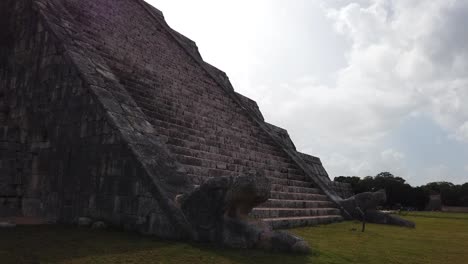 Filmische-Nahaufnahme-Von-El-Castillo,-Der-Hauptpyramide-Von-Chichen-Itza,-Mexiko