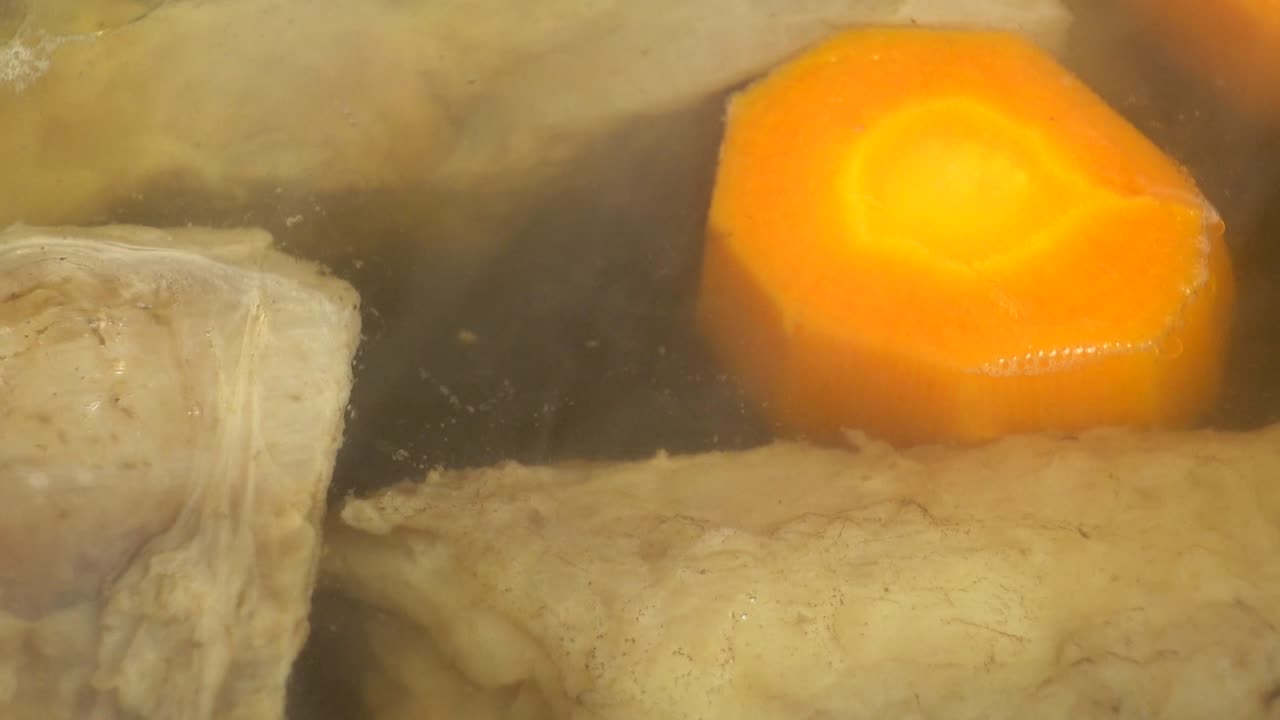 Oksekød med løg og gulerødder kogt i bouillon.