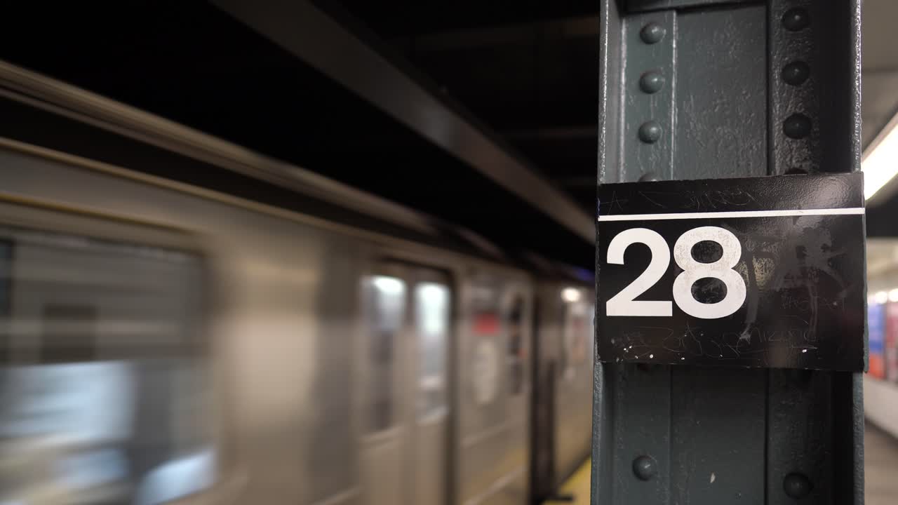 지하철 열차는 뉴욕에서 역을 통과