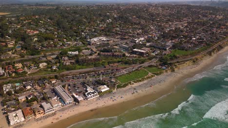 Concurrida-Playa-De-Arena-Y-Costa-De-Del-Mar-En-Verano-En-San-Diego,-California