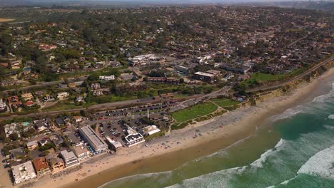 abarrotada playa de arena y costa de del mar en verano en san diego, california