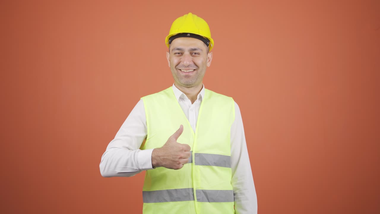 ingeniero mirando a la cámara y haciendo un gesto positivo.