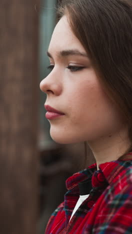 la mujer joven está de pie en el apartamento destacando la urgencia del tratamiento de salud mental. pensamientos obsesivos