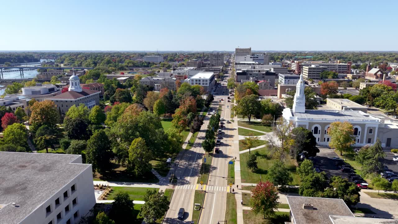 애플턴 위스콘신을 보여주기 위해 위로 솟아오르는 항공 촬영