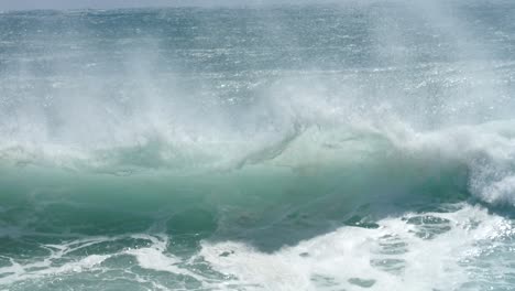 mar agitado y grandes y poderosas olas rompiendo en la costa de australia occidental, cámara lenta