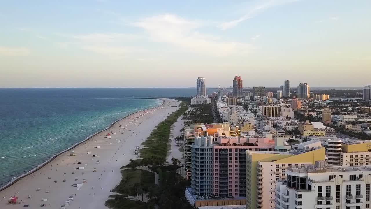 vista aérea de drones con vistas a hoteles en la playa sur, amanecer en miami, florida, estados unidos