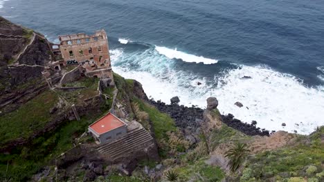 vista aérea de drones de un hito épico, las ruinas de gordejuela, en tenerife, islas canarias, españa