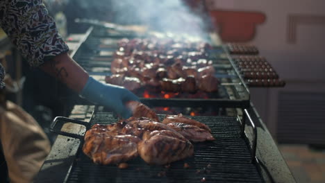manos masculinas asando filete de pavo en la cocina del restaurante.