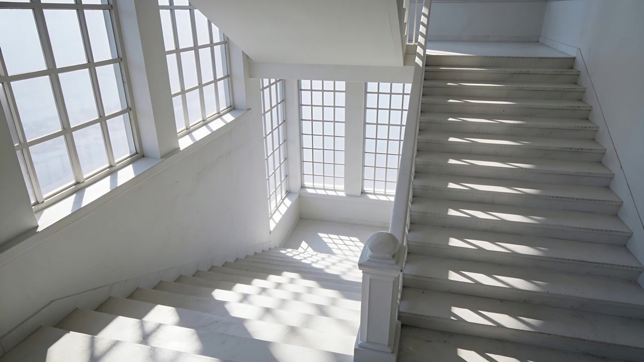 Luce solare mutevole che attraversa una scala bianca con il sole in movimento, proiettando ombre a griglia da finestre a griglia.