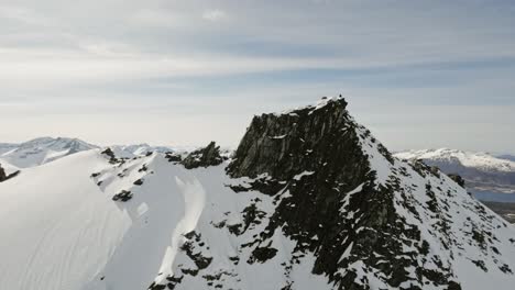 Person,-Die-Die-Rocky-Mountains-In-Norwegen-Besteigt,-Panoramablick-Aus-Der-Luft