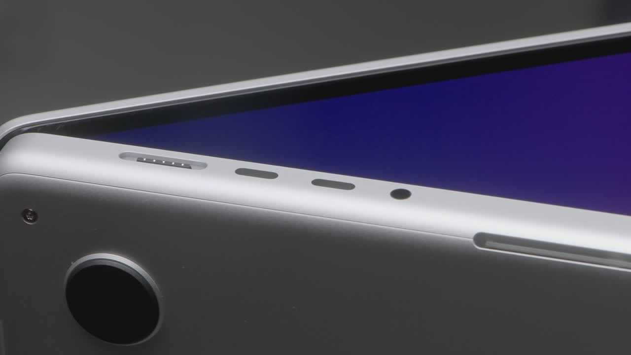 vista de cerca del borde de una computadora portátil