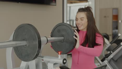 mujer levantando pesas en el gimnasio