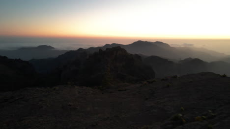 Impresionante-Toma-Aérea-Rápida-De-Una-Puesta-De-Sol-En-Las-Montañas-De-Gran-Canaria