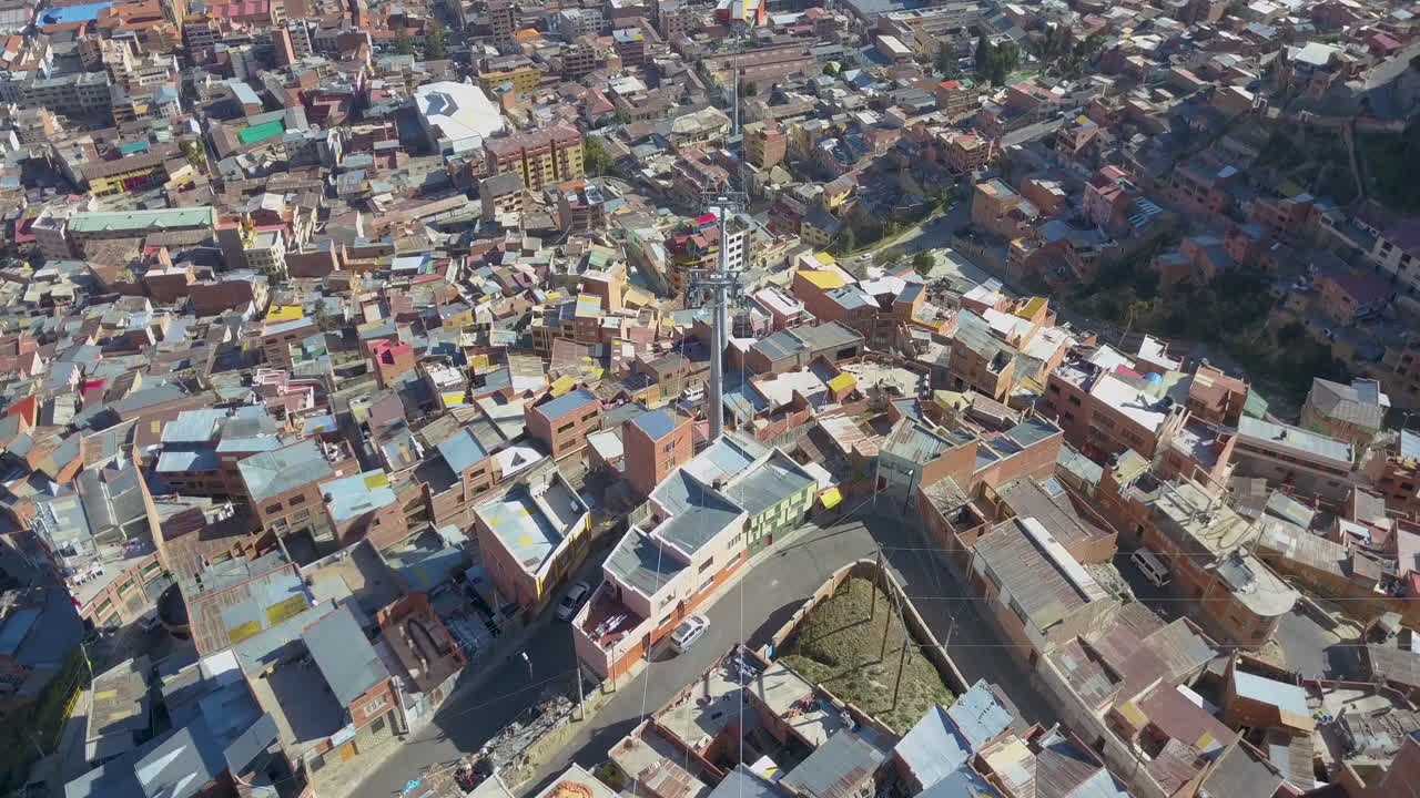 vista aérea volando sobre el denso paisaje urbano de la paz, bolivia