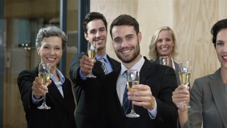 gente de negocios brindando con champán