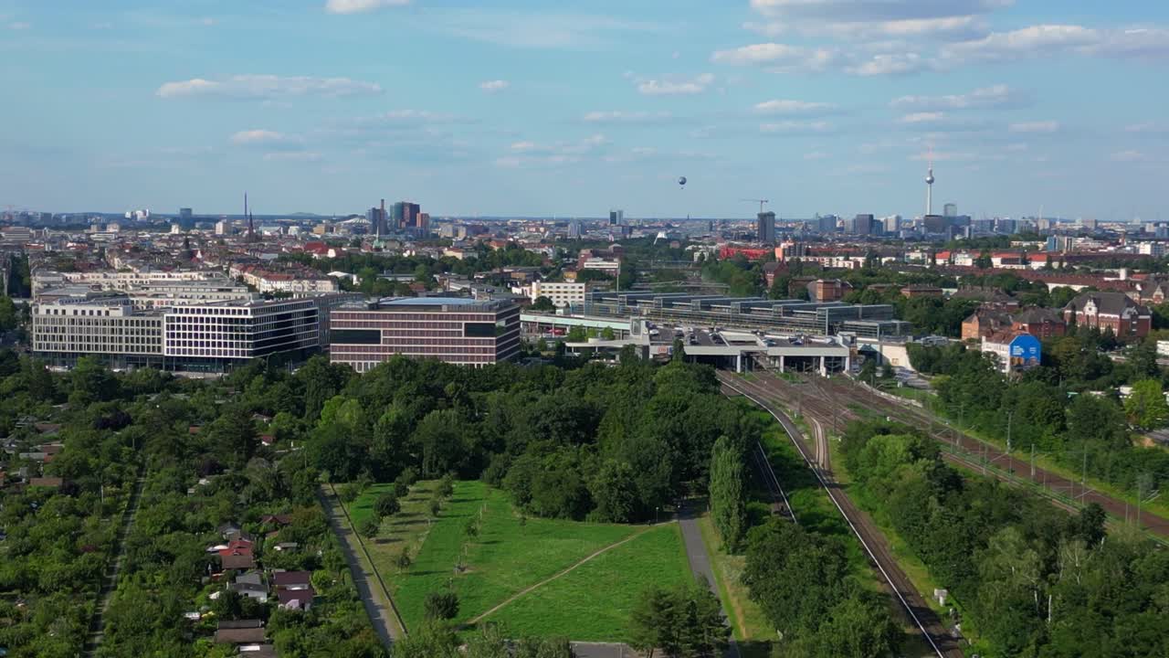 Hortas comunitárias proporcionando um oásis verde na cidade de Berlim, Alemanha.