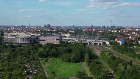 Kleingärten-Bieten-Eine-Grüne-Oase-In-Der-Stadt-Berlin,-Deutschland