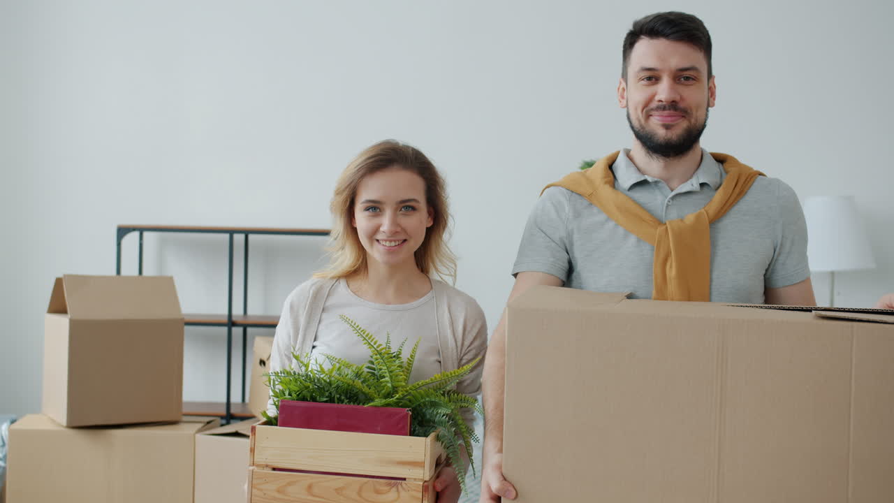 una pareja feliz se muda a un nuevo hogar.