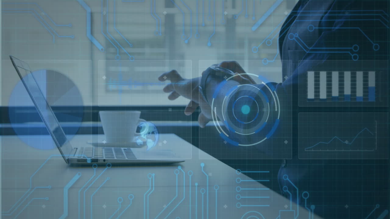 노트북을 사용하는 여성과 점검 시간에 대한 스 ⁇  스캐닝과 데이터 처리 애니메이션