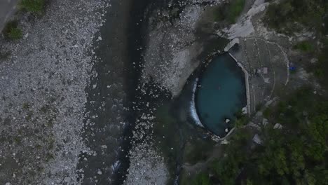 Drohnenaufnahmen,-Die-Direkt-Auf-Das-Benja-Thermalbecken-Hinunterblicken,-An-Dem-Der-Vjosa-Fluss-In-Albanien-Vorbeifließt