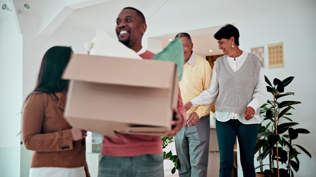pareja de ancianos que se mudan a un nuevo hogar