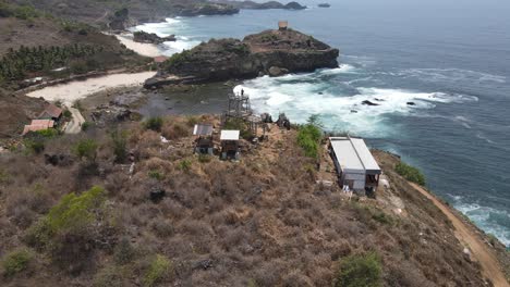 vista aérea de la playa de kasap ubicada en pacitan, indonesia