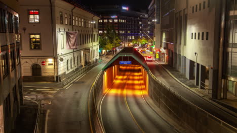 Flujo-De-Tráfico-Nocturno-Entrada-Del-Túnel-De-Oslo