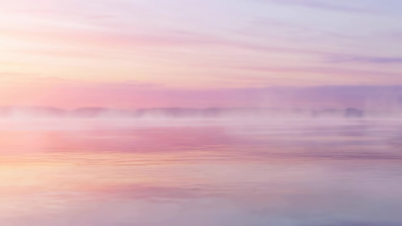 Paisagem marinha pastel com água calma e reflexiva, linha costeira tênue, névoa flutuante e brilho suave do nascer do sol criando uma atmosfera costeira tranquila com luz suave, cor suave e movimento silencioso
