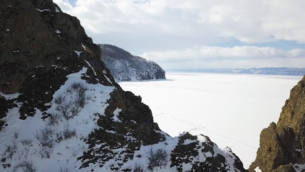 lagos congelados y montañas nevadas
