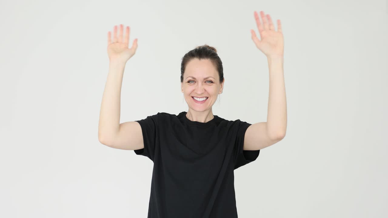 una mujer con las manos en alto