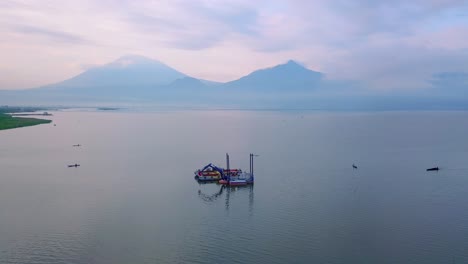 Panoramadrohnenaufnahme-Eines-Baggerboots-Auf-Dem-See-Rawa-Pening-In-Indonesien-Am-Abend