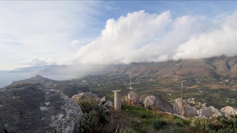 timelapse desde la cima de una montaña con vistas a plakias grecia en la costa sur de la isla de creta