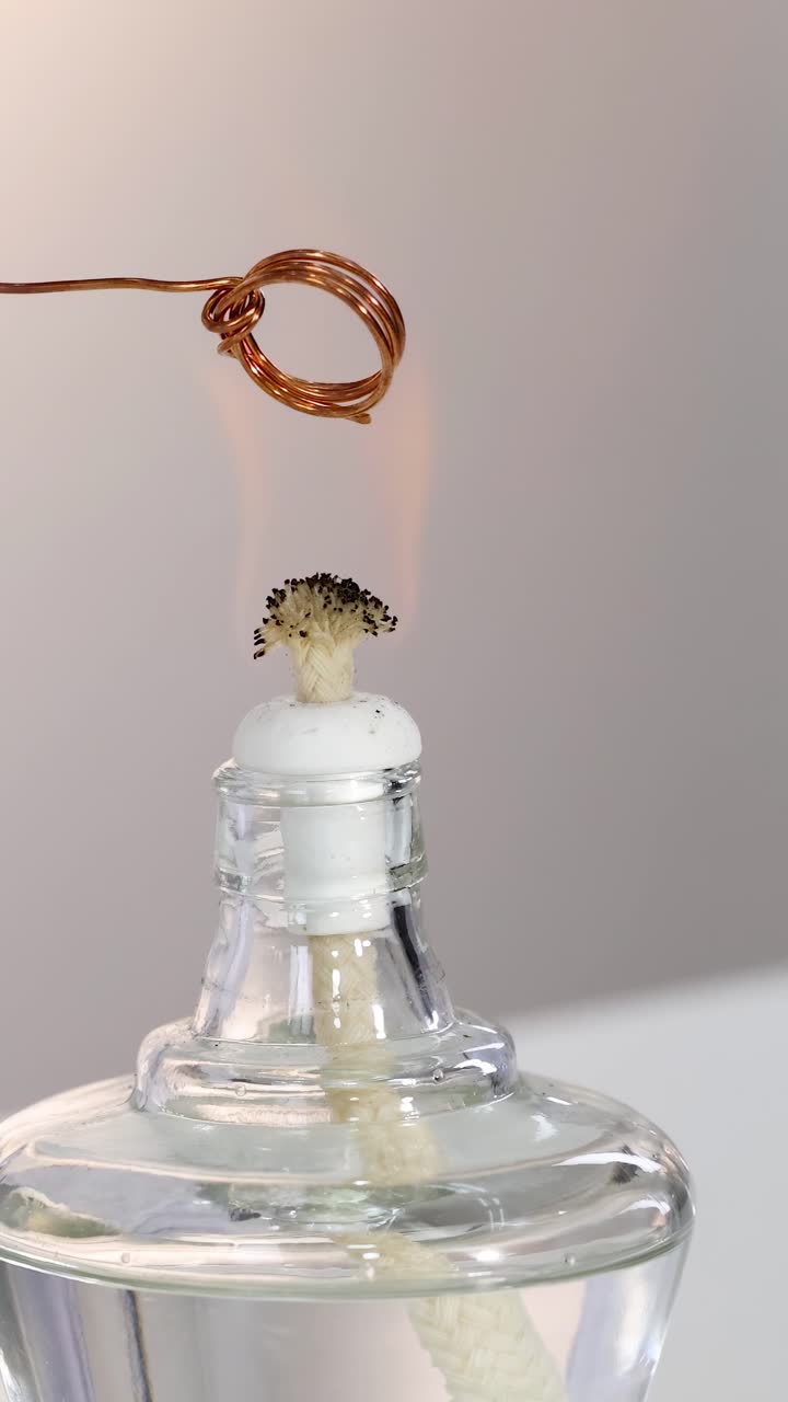 Il filo di rame reagisce con la fiamma in un esperimento scientifico