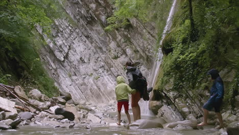 aventura de senderismo en familia en una cascada