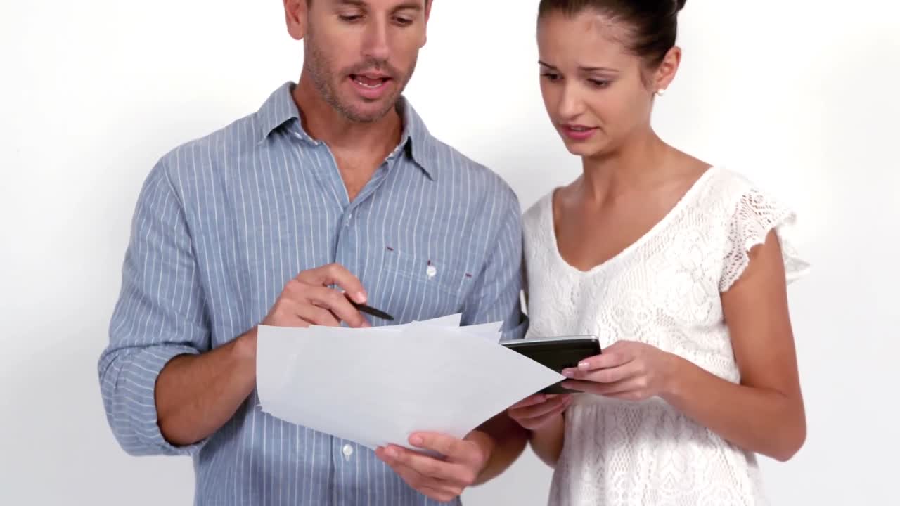 pareja estresada calculando las facturas