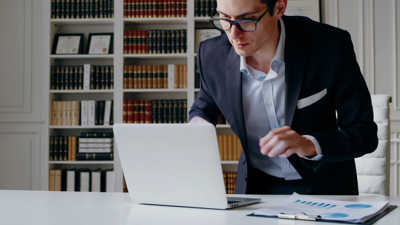 hombre de negocios trabajando en una computadora portátil en la oficina