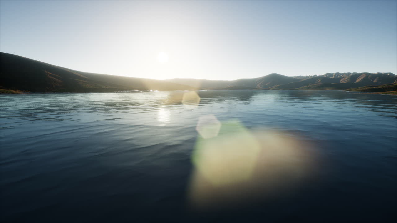 해가 지는 아름다운 평온한 호수