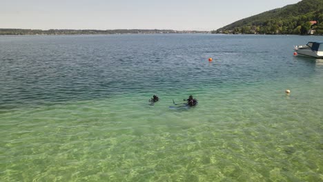 Scuba-diving-course-teaching-at-shore-of-an-lake