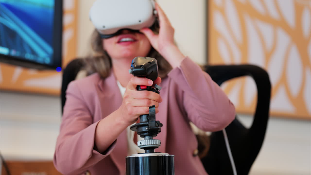 Donna che indossa un visore per la realtà virtuale, gioca e tiene in mano una maniglia