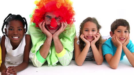 Süße-Kinder-Posieren-Mit-Lustigem-Clown